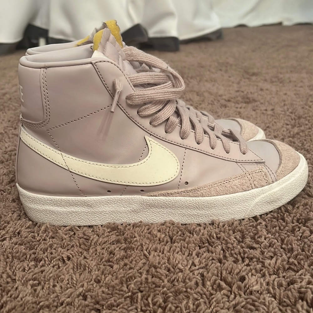 Women’s Nike Blazer 77’ Shoes in Light Pink
